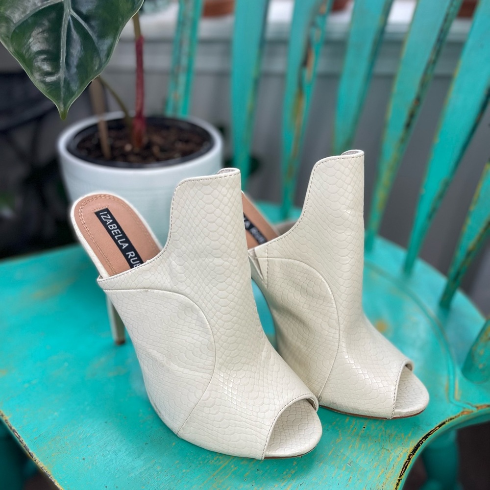 Izabella Rue Maryl Cream - size 10
Heel height 4.75